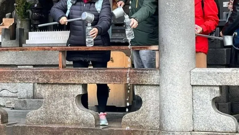 清水寺「寶特瓶裝水」排隊大塞車⋯外國人喊往前　台灣長輩團嗆：不裝幹嘛上來