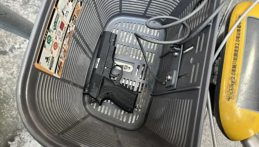 驚！新北借YouBike車籃送「黑色手槍」　警方鑑定：玩具槍
