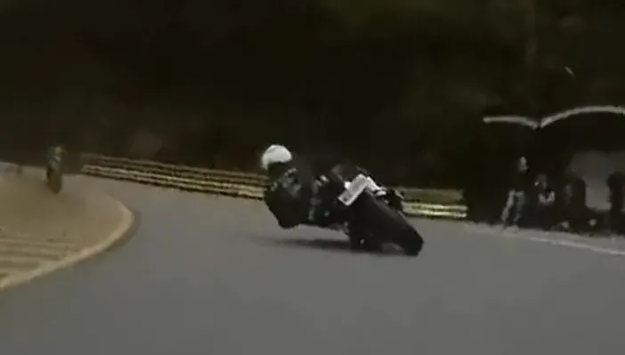 影/玩命！19歲騎士北宜競速狂飆　追焦聖地過彎慘摔糗樣曝
