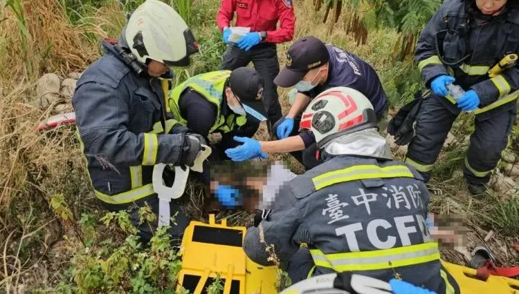 快訊/丈夫嚇到腿軟！台中女「不明原因」墜落橋下6m處　左腳骨折送醫