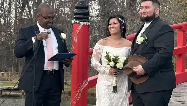 新婚隔天度蜜月遇死劫！夫死妻重傷「陰陽兩隔」　婚禮照慘淪遺照