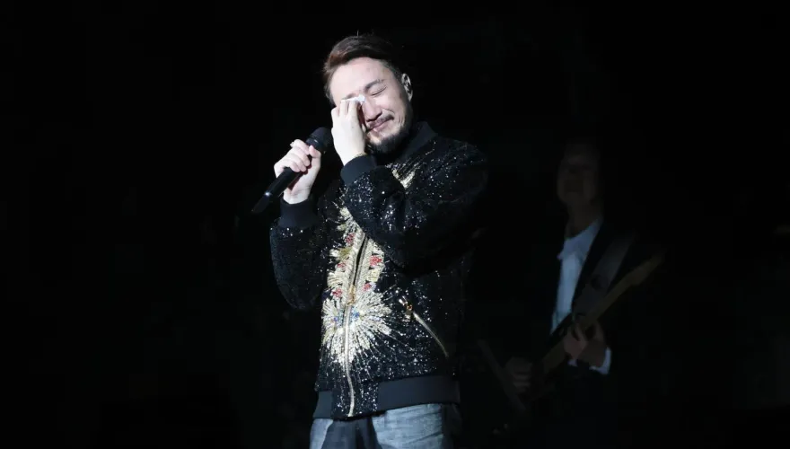鄭中基唱到一半淚灑舞台　向粉絲鞠躬：讓你們失望過...