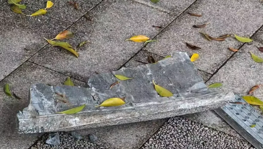 影/太驚悚！台中某科大下「磁磚雨」　拳頭大磁磚脫落釀災