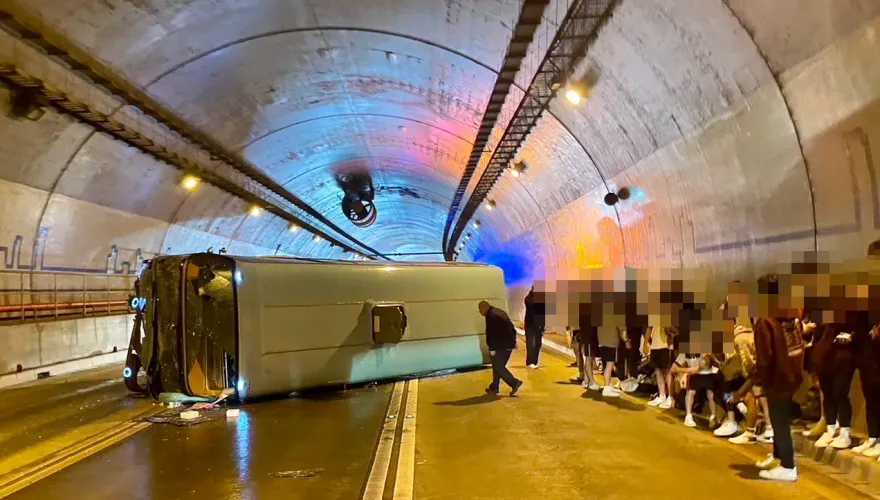 快訊/現場畫面曝！康橋校車信義快速道路隧道翻車　18人輕傷送醫