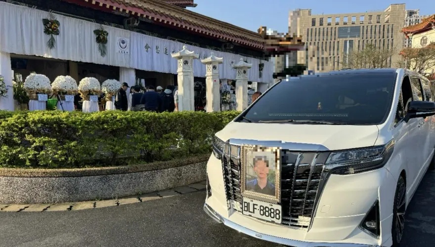快訊/遭狂男衝撞派出所！殉職警今告別式　家屬同僚悲慟場面哀戚
