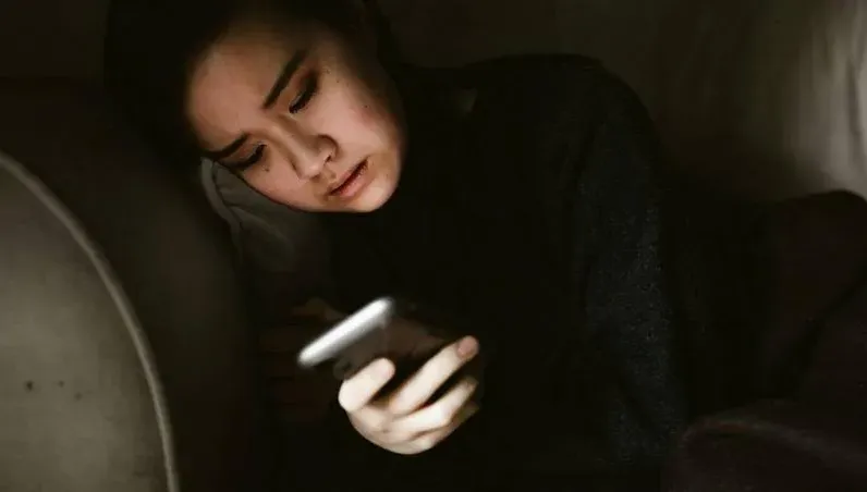 女律師每週工作7天…「24小時on call」被老鳥欺負　崩潰提離職再舉報公司