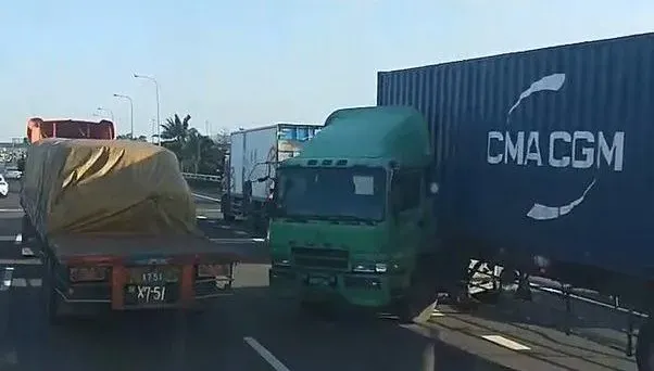 快訊/國一貨櫃車「折甘蔗」超驚悚！　追撞事故占用車道
