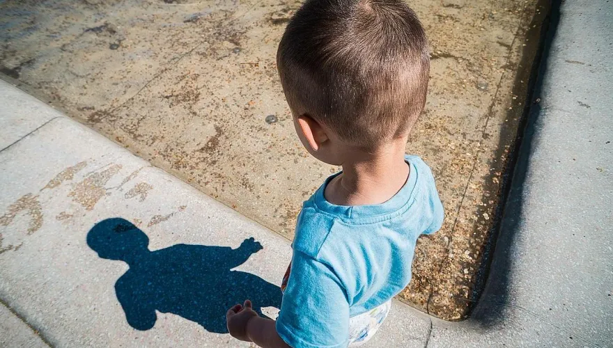 惡保母虐1歲男童竟傳「施暴實況」　妹鼓勵：這樣小孩才會乖