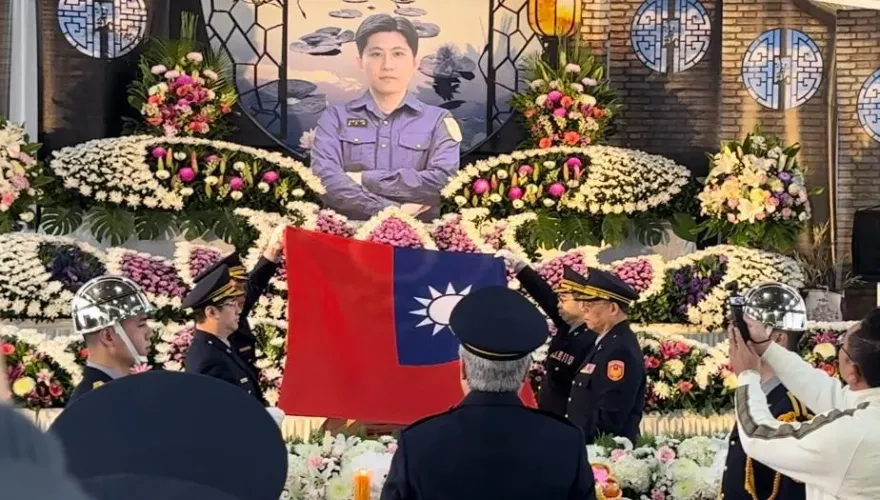 影/再見了！基隆殉職警蘇昱鴻告別式　獲頒楷模獎章、覆國旗