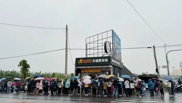 高雄飲料店下雨天排滿人！不是買飲料　粉絲搶領「這1物」