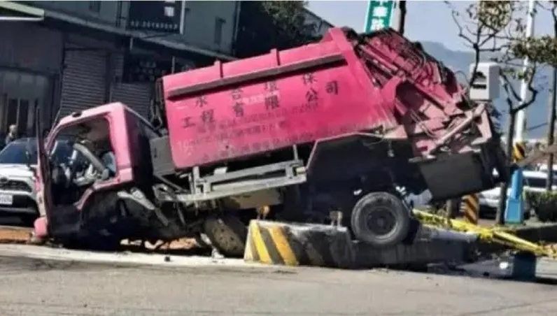 快訊/新北垃圾車衝撞分隔島！女子撞破玻璃飛出車外