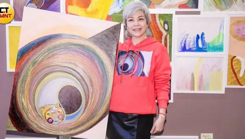 前中國小姐胡翡翠白髮現身！上海買50坪房租人　曝驚人近況