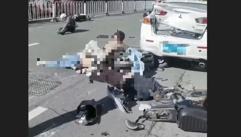 保齡球式衝撞！廣州驚傳「轎車失控連環撞」行人、電動車全倒11傷
