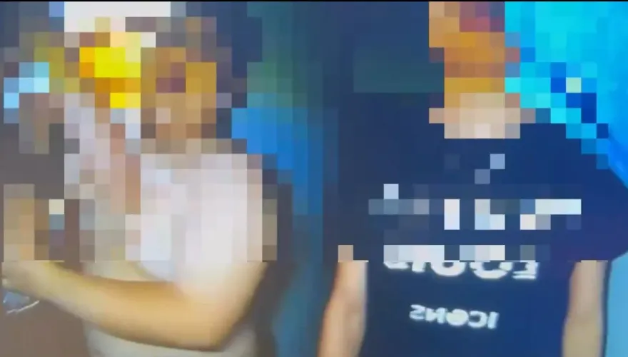 影/5少年半夜發酒瘋母講不聽報警　嗆警遭噴辣椒水管束帶回警局