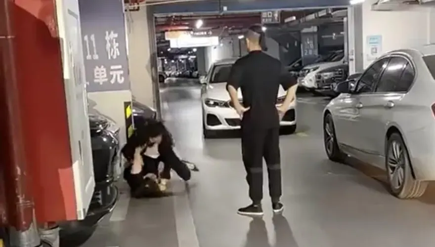 影/停車場變摔角擂台！兩女「扯髮、飛踢」樣樣來　男插腰旁觀被罵翻