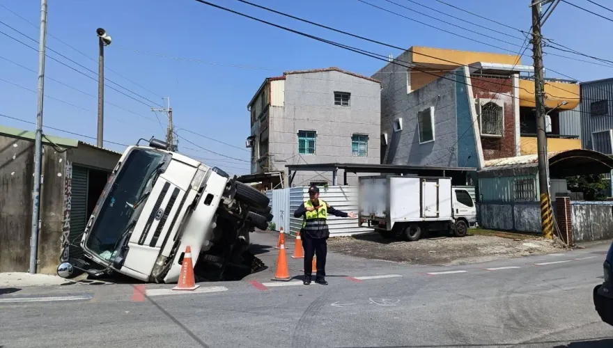 快訊/高雄路竹路塌吞「水泥車」害撞牆　駕駛自行爬出
