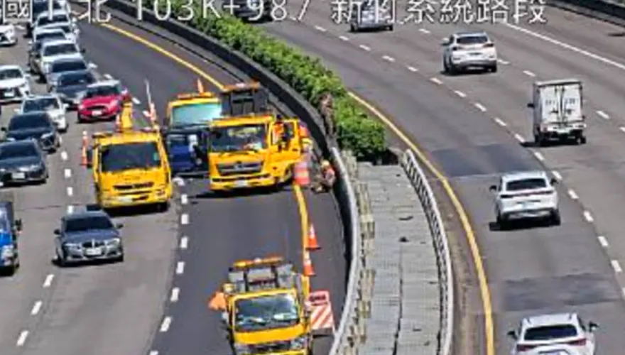 快訊/又撞緩撞車！國1新竹系統自小客高速追尾　車頭全毀4傷