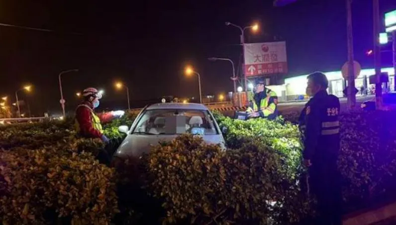 苗栗男酒駕猛衝撞分隔島！卡灌木叢動彈不得　一測酒測值0.9