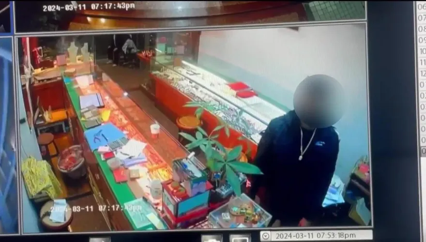 影/高雄銀樓搶案！28萬金飾黑衣男戴了就跑　警方鎖定身分追緝中