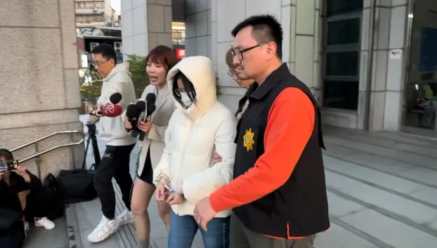 女社工遭上銬哭著交保！醫怒轟「作秀給全國看」