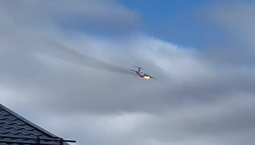 快訊/影/俄軍用貨機「引擎著火」墜毀樹林畫面曝光　傳機上15人全數罹難