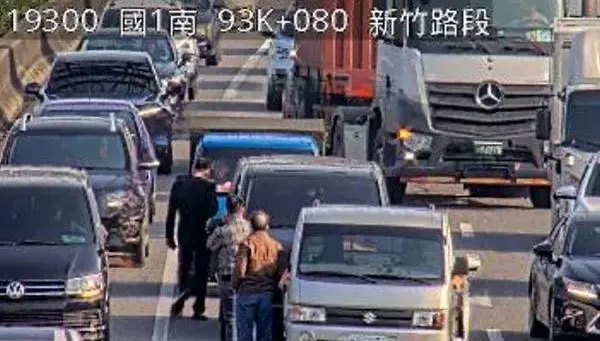 快訊/國1南下新竹段驚見4車追撞！占用外線車流回堵中　上班族請注意