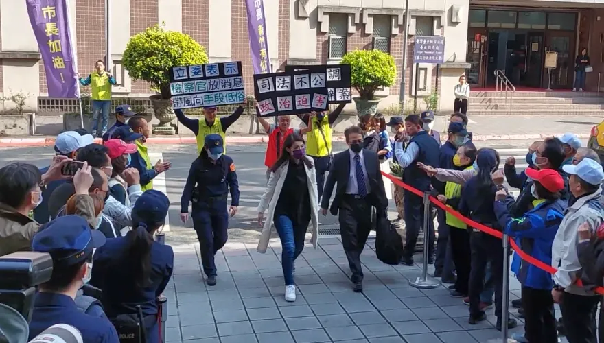 影/高虹安貪污案又被爆「潑咖啡滅證」　民眾聲援出庭：檢察官放消息手段低俗