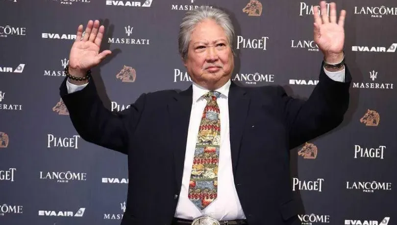 膝蓋開刀坐輪椅！72歲洪金寶逛大街被捕獲　遇斷腿乞丐掏大鈔伸援手