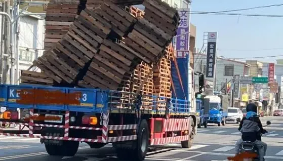 台南「絕命終結站」！大貨車載棧板「傾斜抓平衡」　驚悚畫面曝光