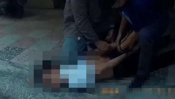 影/高雄悍毒販拒捕踩油門撞警車！警破窗拖下車仆街壓制…一氣呵成
