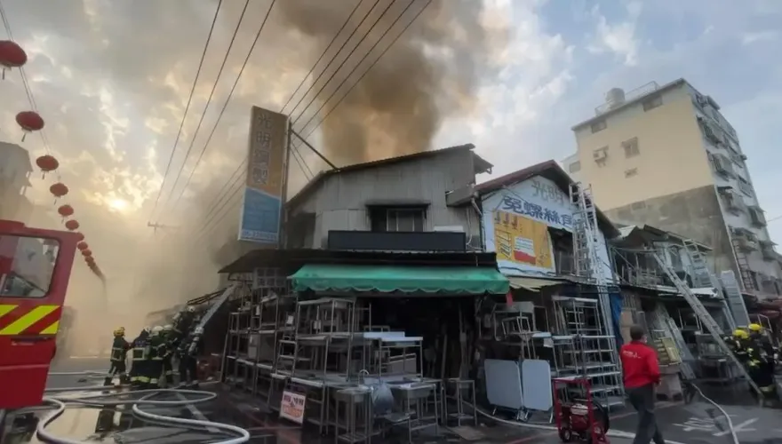 快訊/嘉義70年木造建築傳祝融　猛烈火勢延燒5店面幸無傷亡