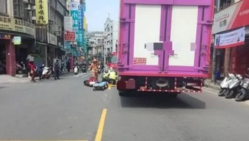 撞擊畫面曝！新北84歲老婦過馬路站大貨車頭前遭輾　傷重不治亡