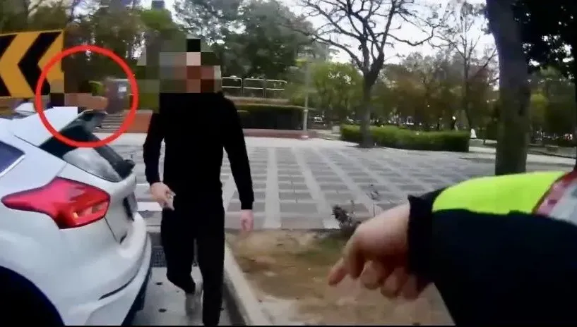 影/汽車違停飄出塑膠味遭盤查　乘客持毒拒檢狂奔警追捕逮人