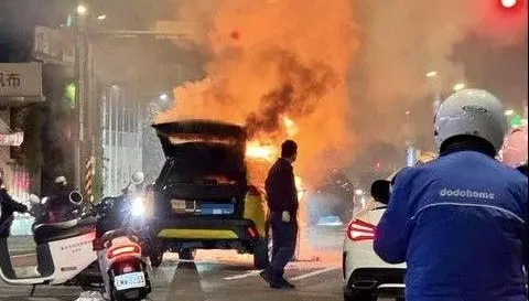 快訊/北市長春路計程車火燒車　整部車「陷火海」現場濃煙密佈