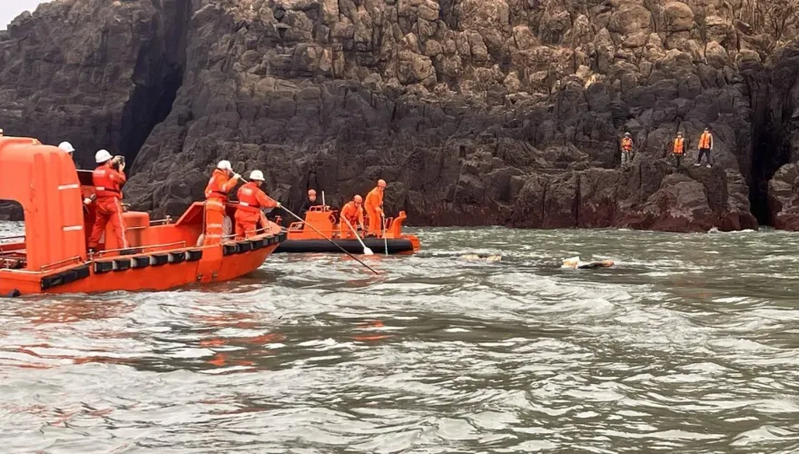 陸船遇浪襲翻覆兩岸「同框」搜救畫面曝！海巡：陸船艇進入我海域有先通報