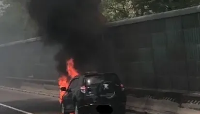 快訊/國1北向楠梓段「驚見火燒車」！休旅車黑煙狂竄　駕駛幸運逃出