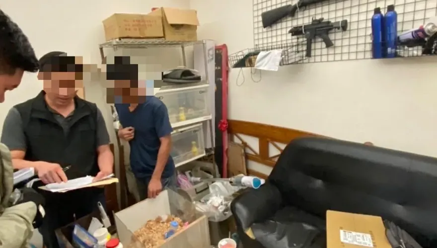 影/宜蘭農舍變身「改槍工作室」！牆上掛滿槍　粗工男擁槍還涉毒遭法辦