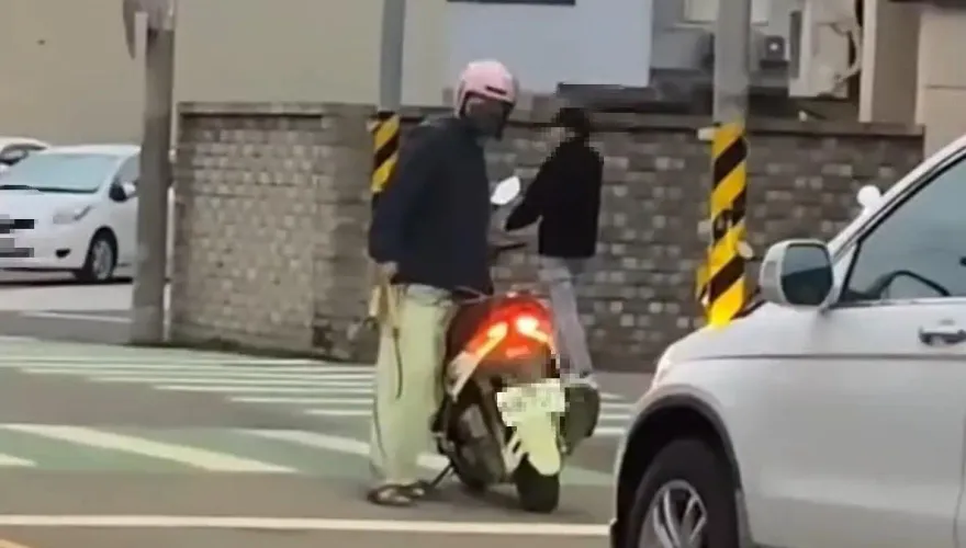 影/苗栗驚見雙鐮刀狂男！按喇叭嗆聲10分鐘被勸阻　竟持刀追殺「公親」