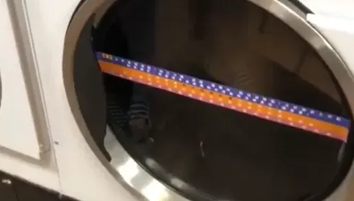 影/台中屁孩練軟骨功！整個人塞進烘乾機大玩「無敵風火輪」　簡直玩命