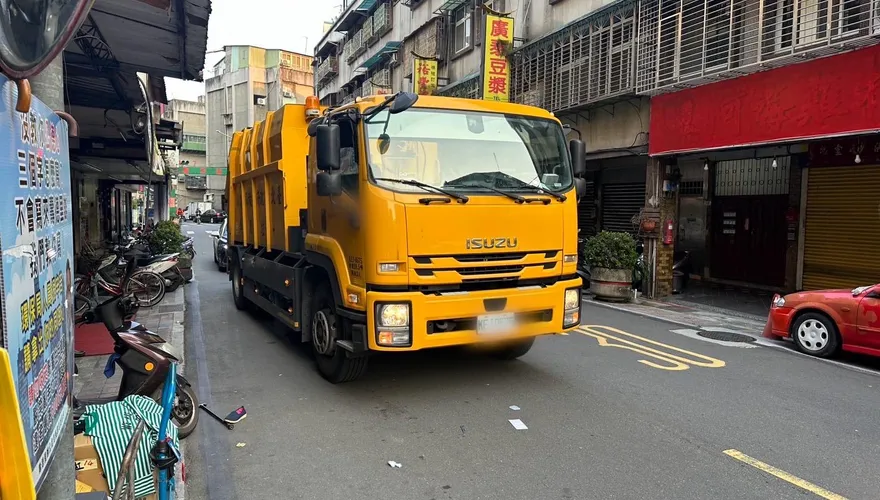 清潔隊員突開門！22歲護理師遭輾截肢　南市府判賠2300萬