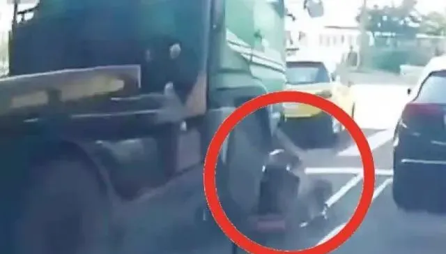 影/宇宙級命大！新北男騎腳踏車遭拖板車捲輪下　爆頭前半秒爬出毫髮無傷