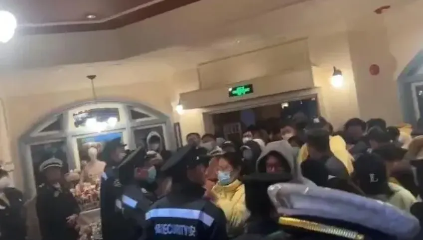 影/上海迪士尼失控現場曝！排8小時搶嘸熱門包　遊客硬闖商店拒絕離開