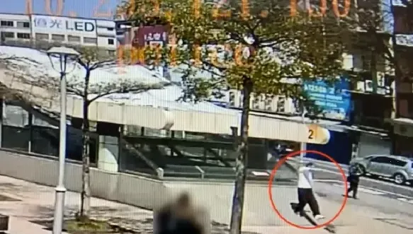 影/囂張！8老外捷運廣場「溜滑板炫技」害玻璃裂　拒檢跳閘門急逃...賠6萬