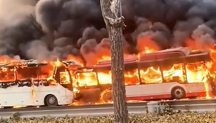 影/「紅色火舌吞噬」！天津大巴撞公車　燒到只剩空架釀1死37傷