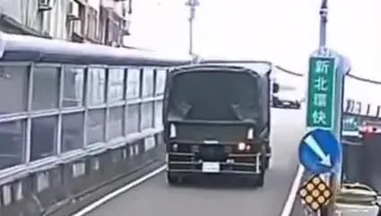 影/糗爆！軍卡逆向上新北環快險對撞　匝道遇來車尷尬「倒退嚕」