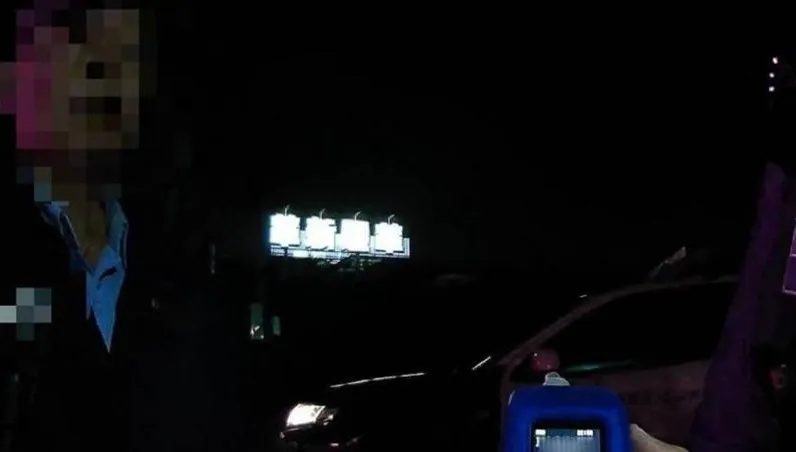 想當「酒鬼」！男騎車摔臥路邊...酒測一吹1.78毫克　警：已達瀕死邊緣