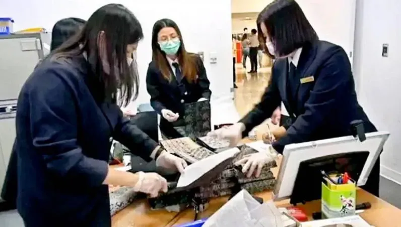 法籍男攜海洛因闖桃機失敗！被逮辯稱「僅受託」放行李箱　下場慘了