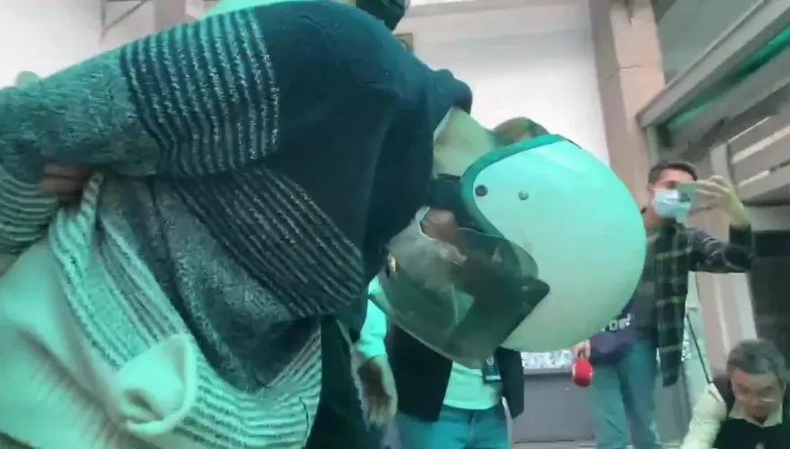 影/撞死工程師囂張叼菸拒到案遭拘提　今雙腿癱軟哭著道歉辯：「有煞車」