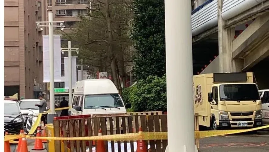 快訊/新竹巨城商場驚傳男子墜樓亡　警研判從6樓停車塔墜下