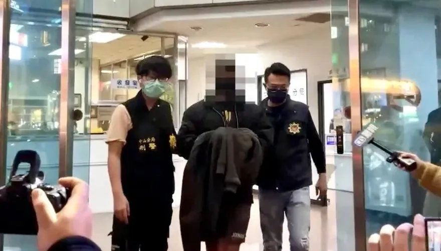 快訊/移送畫面曝！網紅「PEETA葛格」持大麻遭逮　上銬蓋外套移送地檢署